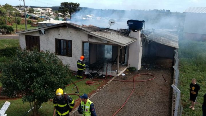 Incêndio destrói residência no bairro Efapi – Vídeo