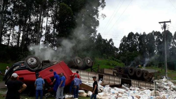 Motorista morre em tombamento de carreta na SC-156 em Lageado Grande