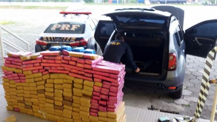 Quase 300 quilos de maconha são localizados em carro roubado e homem é preso