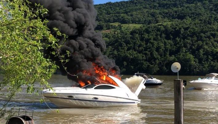 Uma pessoa sofreu queimaduras após lancha incendiar no Goio Ên