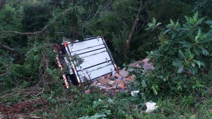 Motorista fica ferido após saída de pista em Chapecó