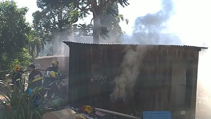 Casa de madeira é parcialmente destruída pelo fogo no Parque das Palmeiras