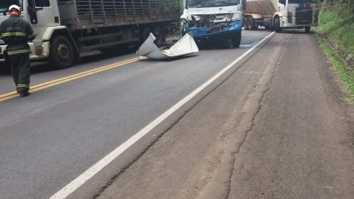 Dois caminhões colidem na BR-282 e motorista e passageiro ficam feridos