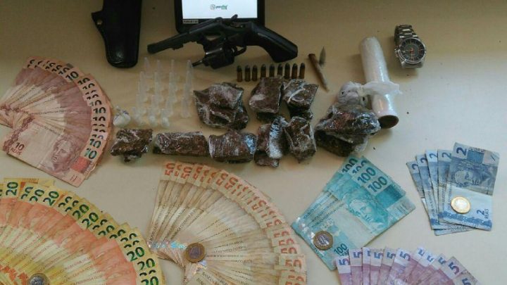 PM apreende maconha, cocaína e revólver no Cristo Rei