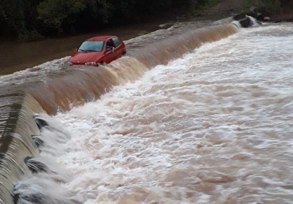 Veículo fica ilhado durante tentativa de travessia de ponte