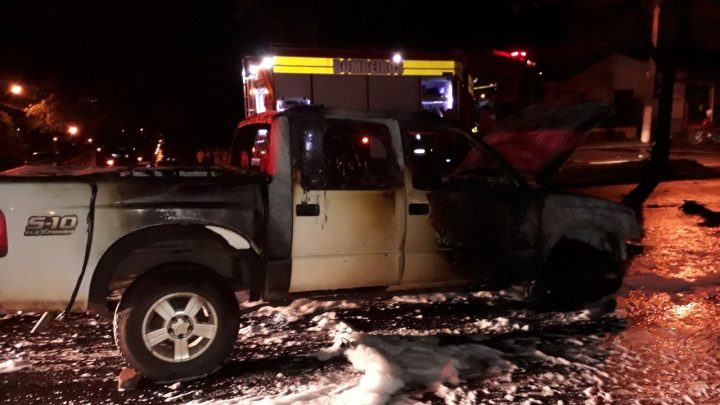 Camioneta e moto pegam fogo após colisão em Chapecó