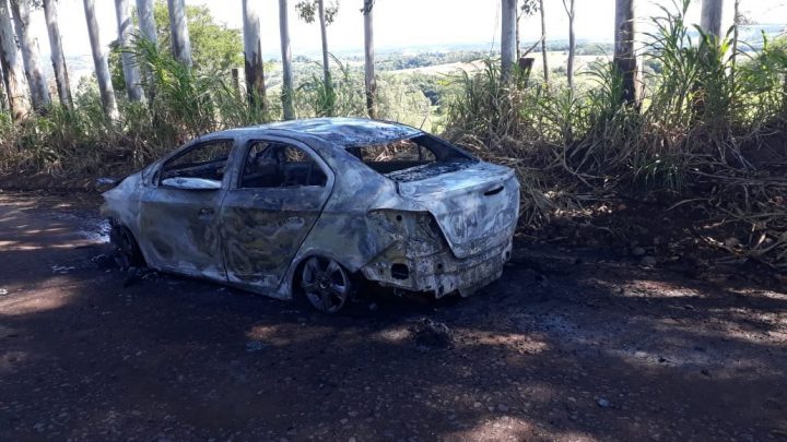 Veículo de Chapecó é consumido pelo fogo em Coronel Freitas