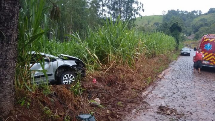 Motorista é ejetado pra fora do veículo após capotamento na BR-158 em Palmitos