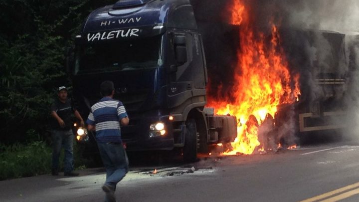 Caminhão bitrem pega fogo e é destruído na BR-153 no oeste catarinense