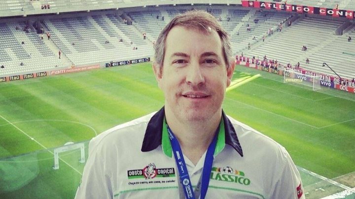 Jornalista Rafael Henzel, sobrevivente da tragédia da Chape, morre depois sofrer um infarto durante jogo futebol