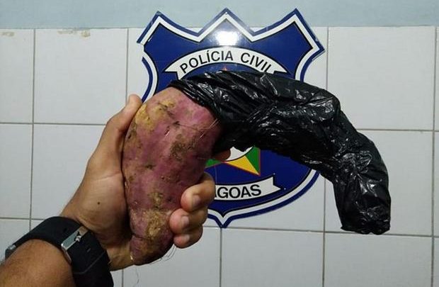 Homem é preso após usar uma batata-doce para simular arma em assalto