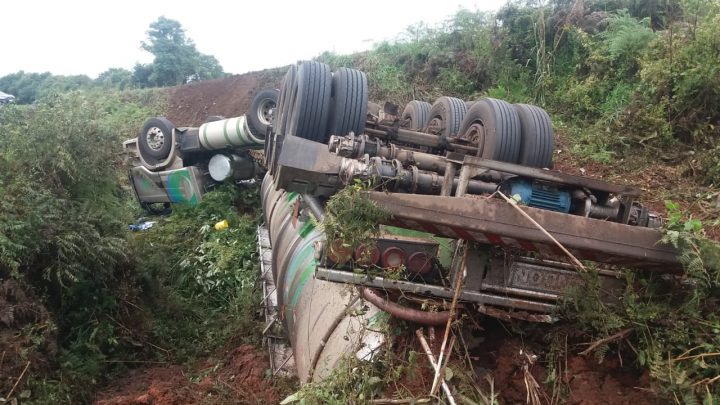 Carreta carregada com formol tomba e despenca em barranco na BR-282 em Xanxerê