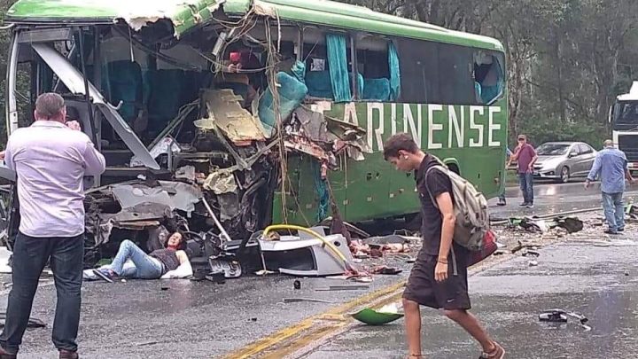 Gravíssimo acidente entre Ônibus e Carreta foi registrado nessa manhã em Ibirama