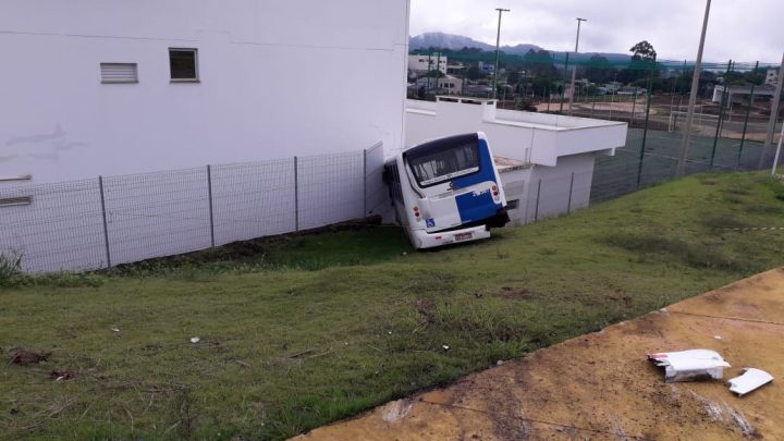 Ônibus desgovernado destrói parte de empresa e bate em outros veículos