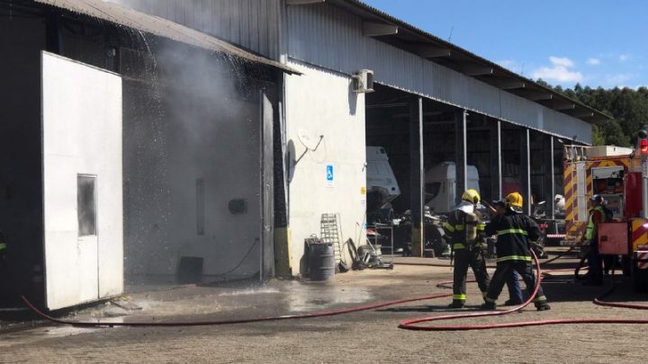 Incêndio atinge barracão de empresa no bairro Belvedere em Chapecó