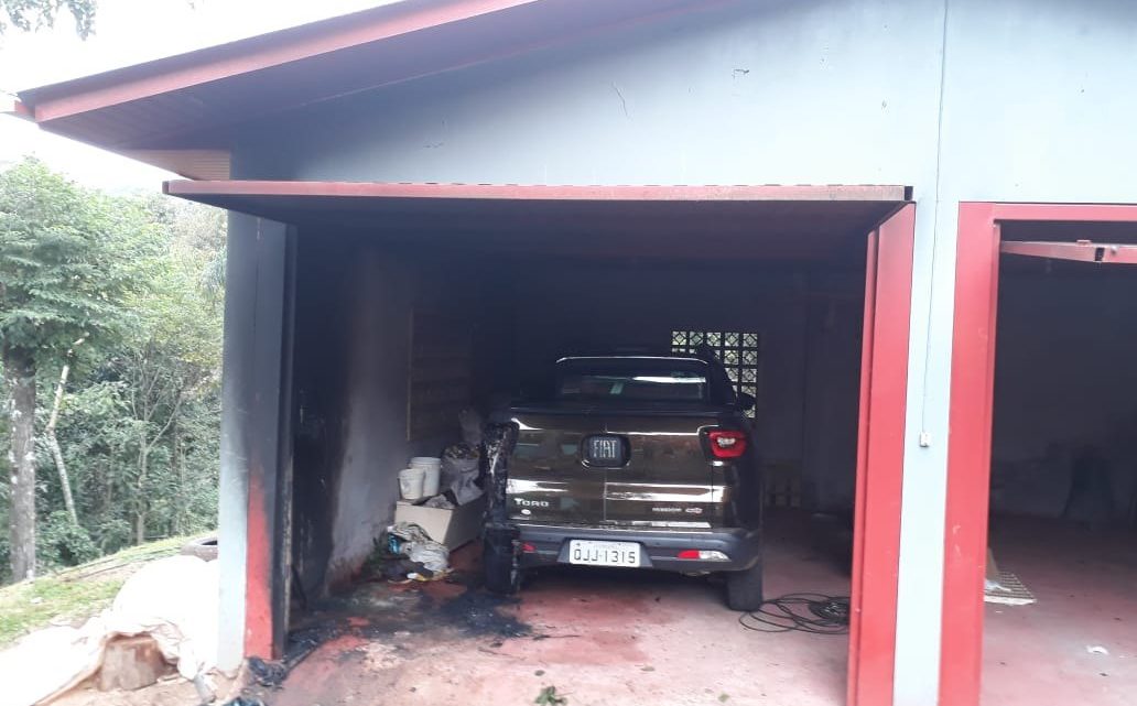 Princípio de incêndio em garagem de automóvel deixa estragos em Seara