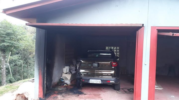 Princípio de incêndio em garagem de automóvel deixa estragos em Seara