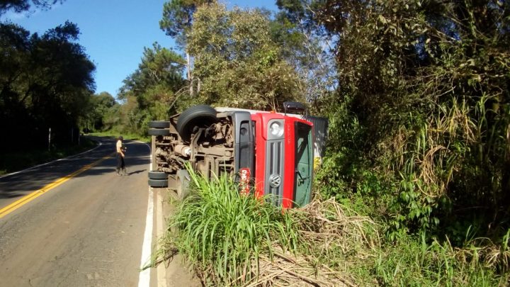 Caminhão carregado com papel higiênico tomba na SC 283 em Seara