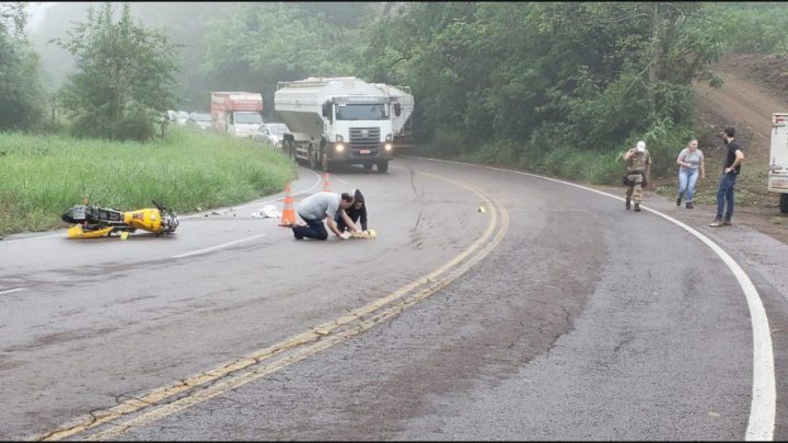 Homem morre em colisão de moto e caminhão na SC 386 em Mondaí