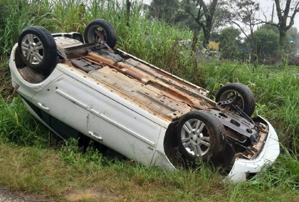 Veículo capota após sair da pista na SC 283 em Seara