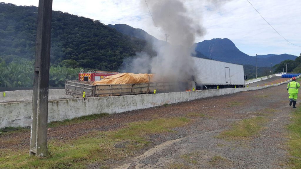 Caminhões ficam engatados, pegam fogo e deixam uma vítima em acidente na BR-376