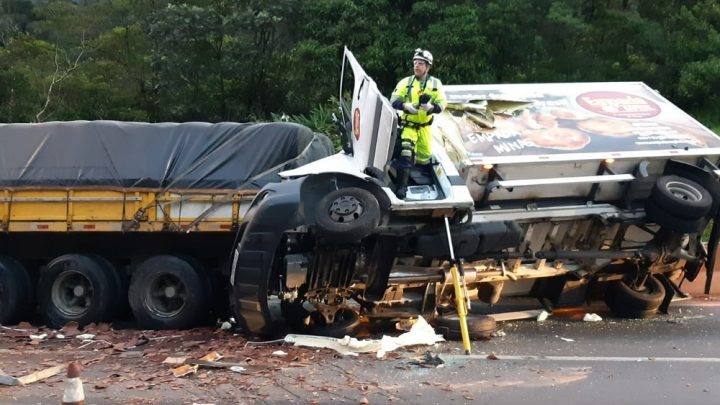 Quatro caminhões se envolvem em acidente na BR376; adolescente morre