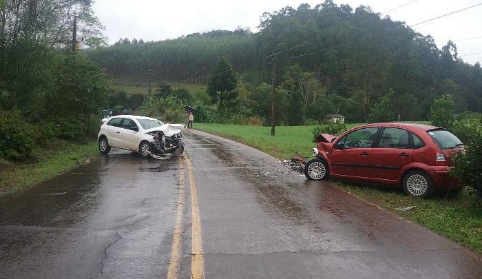 Dois veículos colidem de frente na SC 469 em Caxambu do Sul