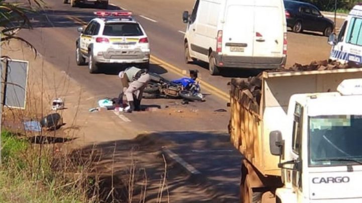 Motociclista de Chapecó fica gravemente ferido após colisão com caminhão na ERS 324 em Três Palmeiras