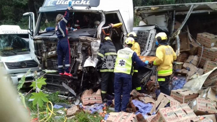 Acidente no contorno viário Oeste de Chapecó envolve três caminhões