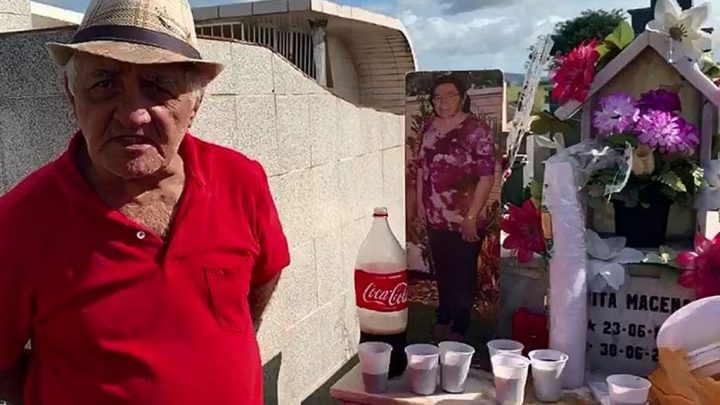 Viúvo reúne amigos e parentes para festejar aniversário de esposa em cemitério