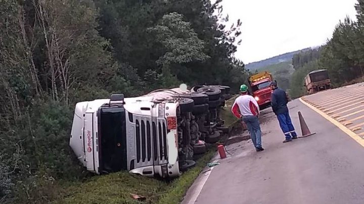 Carreta carregada com óleo diesel tomba na BR-282 entre Ponte Serrada e Irani