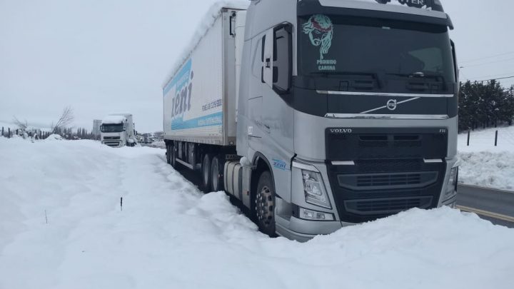 Caminhoneiros do Oeste estão parados nas fronteiras entre Chile e Argentina devido a nevasca