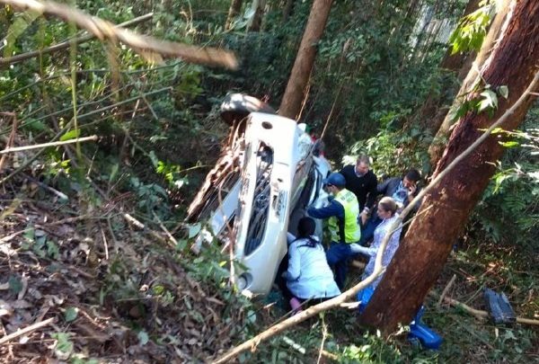 Veículo sai da pista e bate em árvore no interior de Sul Brasil