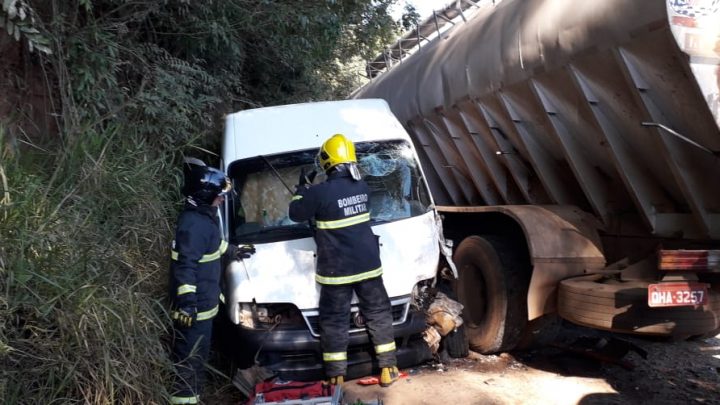 Acidente entre Van e caminhão deixa motorista preso em União do Oeste