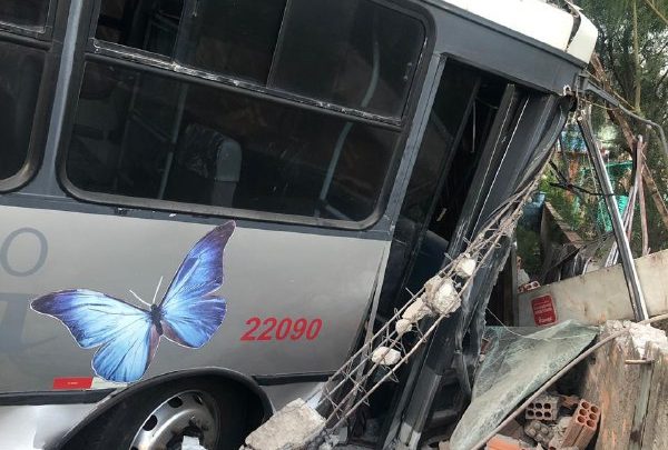 Crianças ficam feridas em saída de pista de ônibus escolar em Seara