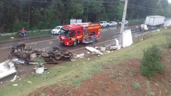 Caminhão capota na SC-135 e deixa duas pessoas mortas em Tangará