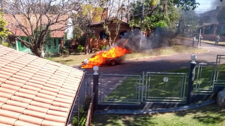 Veículo fica completamente destruído pelo fogo no Universitário