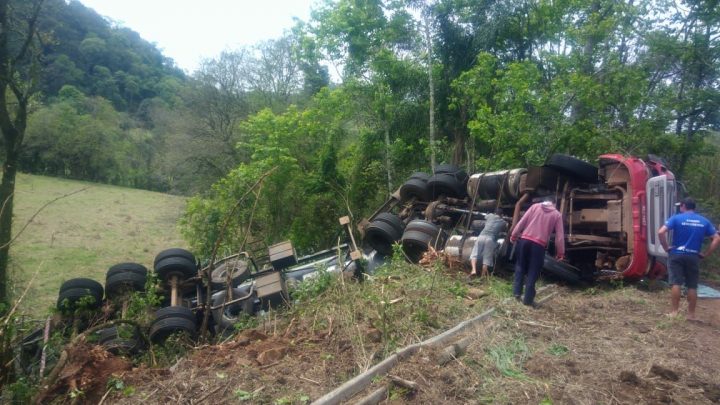 Caminhão sai da pista e tomba na SC-155 em Seara