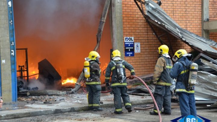 Fábrica de calçados é destruída por incêndio e acumula prejuízos de R$ 5 milhões