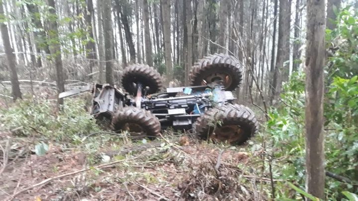 Homem fica ferido em tombamento de trator no interior de Capinzal