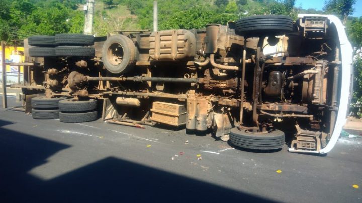 Caminhão carregado com leite colide com veículos e tomba em Seara