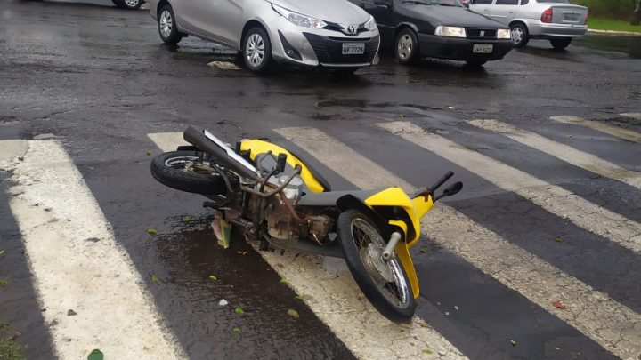 Acidente entre carro e moto é registrado no centro de Chapecó