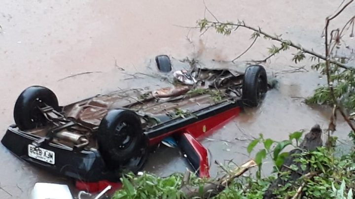 Veículo despenca em açude no município de Seara