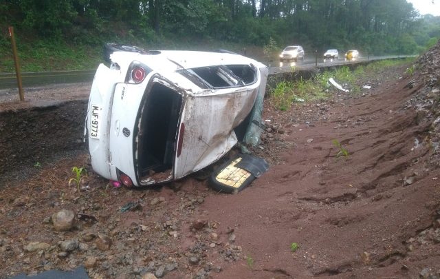 Corpo de Bombeiros atendeu capotamento na BR-282 em Maravilha