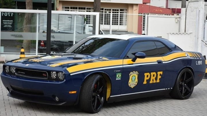 Dodge Challenger apreendido vira viatura da PRF no Paraná