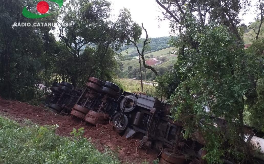 Morre condutor de carreta que saiu de pista na BR-282 em Erval Velho