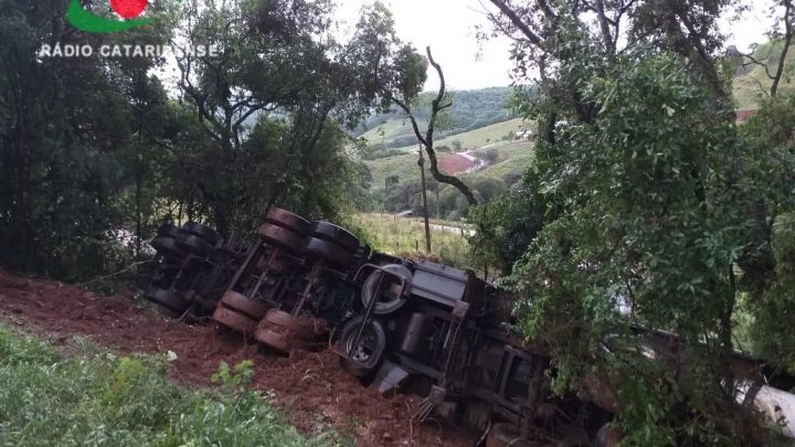 Morre condutor de carreta que saiu de pista na BR-282 em Erval Velho