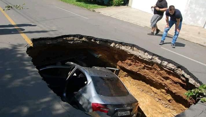 Carro cai dentro de cratera em rua que cedeu no RS