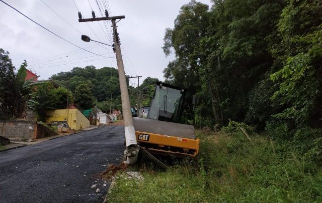 Rolo compactador perde o controle, desce a ladeira e quebra poste em Capinzal