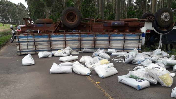 Caminhão tomba e bloqueia totalmente SC-161 em Palma Sola